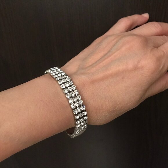 NEW__ Rhinestone Bracelet with Closure Clasp__ 8" - Picture 1 of 5